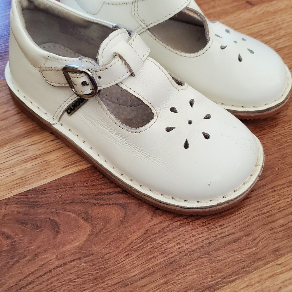 L'amour Size 9 White T-Strap Kids Dress Shoes with Floral Cutouts - Picture 3 of 12